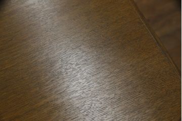 重ね箪笥を4つのチェストにリメイク!元の引き出しのセパレート部分を縦に分割。それぞれ天板、側面、台輪を付けて小さなチェストに。ワントーン落ち着いた色に着色仕上げ。