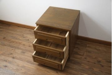 重ね箪笥を4つのチェストにリメイク!元の引き出しのセパレート部分を縦に分割。それぞれ天板、側面、台輪を付けて小さなチェストに。ワントーン落ち着いた色に着色仕上げ。