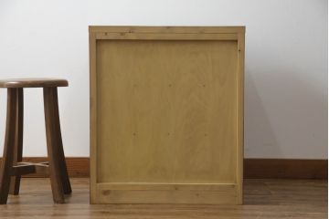 重ね箪笥を4つのチェストにリメイク!元の引き出しのセパレート部分を縦に分割。それぞれ天板、側面、台輪を付けて小さなチェストに。ワントーン落ち着いた色に着色仕上げ。