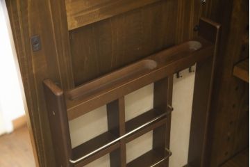 ワードローブを収納棚にリメイク!内側の鏡を外側に移設し、内部に可動式の棚を製作。下部に転倒防止の重りを設置。