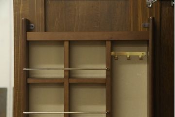 ワードローブを収納棚にリメイク!内側の鏡を外側に移設し、内部に可動式の棚を製作。下部に転倒防止の重りを設置。