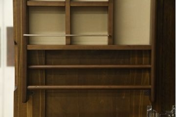 ワードローブを収納棚にリメイク!内側の鏡を外側に移設し、内部に可動式の棚を製作。下部に転倒防止の重りを設置。