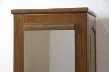 ワードローブを収納棚にリメイク!内側の鏡を外側に移設し、内部に可動式の棚を製作。下部に転倒防止の重りを設置。