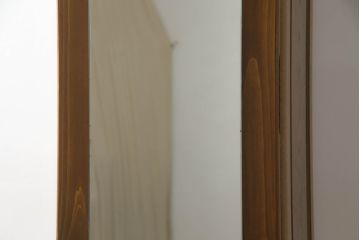 ワードローブを収納棚にリメイク!内側の鏡を外側に移設し、内部に可動式の棚を製作。下部に転倒防止の重りを設置。