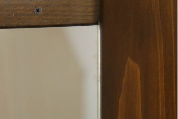 ワードローブを収納棚にリメイク!内側の鏡を外側に移設し、内部に可動式の棚を製作。下部に転倒防止の重りを設置。