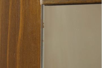 ワードローブを収納棚にリメイク!内側の鏡を外側に移設し、内部に可動式の棚を製作。下部に転倒防止の重りを設置。