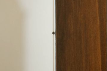 ワードローブを収納棚にリメイク!内側の鏡を外側に移設し、内部に可動式の棚を製作。下部に転倒防止の重りを設置。
