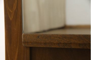 ワードローブを収納棚にリメイク!内側の鏡を外側に移設し、内部に可動式の棚を製作。下部に転倒防止の重りを設置。
