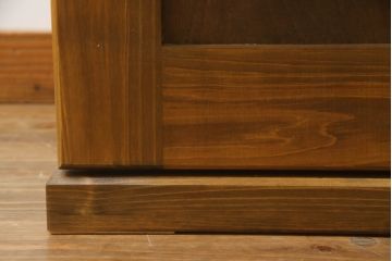ワードローブを収納棚にリメイク!内側の鏡を外側に移設し、内部に可動式の棚を製作。下部に転倒防止の重りを設置。