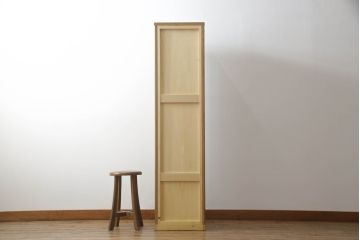 ワードローブを収納棚にリメイク!内側の鏡を外側に移設し、内部に可動式の棚を製作。下部に転倒防止の重りを設置。