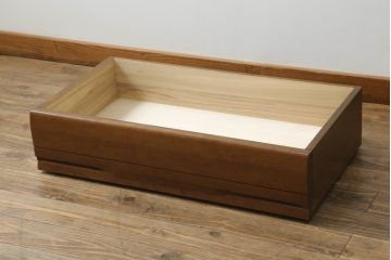 和箪笥をベッド下収納にリメイク!前面は引き出しの前板を使用し、高さ・幅をリサイズ。キャスターを取り付けて現状をベースに着色仕上げ。