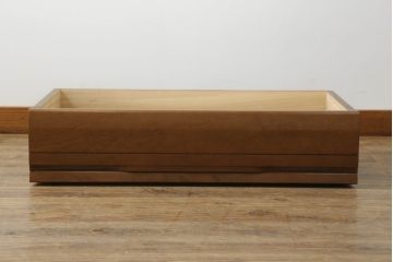 和箪笥をベッド下収納にリメイク!前面は引き出しの前板を使用し、高さ・幅をリサイズ。キャスターを取り付けて現状をベースに着色仕上げ。