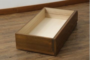 和箪笥をベッド下収納にリメイク!前面は引き出しの前板を使用し、高さ・幅をリサイズ。キャスターを取り付けて現状をベースに着色仕上げ。