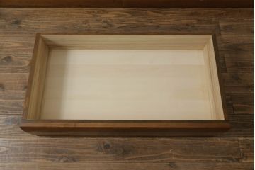 和箪笥をベッド下収納にリメイク!前面は引き出しの前板を使用し、高さ・幅をリサイズ。キャスターを取り付けて現状をベースに着色仕上げ。