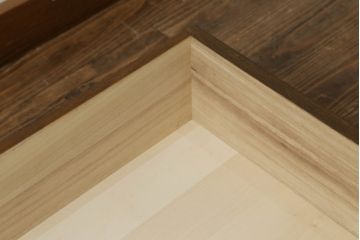 和箪笥をベッド下収納にリメイク!前面は引き出しの前板を使用し、高さ・幅をリサイズ。キャスターを取り付けて現状をベースに着色仕上げ。
