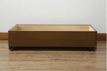 和箪笥をベッド下収納にリメイク!前面は引き出しの前板を使用し、高さ・幅をリサイズ。キャスターを取り付けて現状をベースに着色仕上げ。