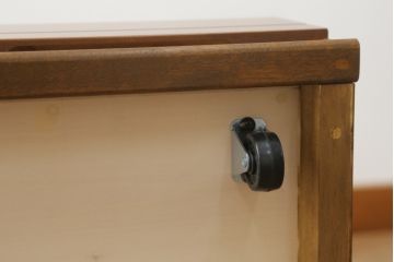和箪笥をベッド下収納にリメイク!前面は引き出しの前板を使用し、高さ・幅をリサイズ。キャスターを取り付けて現状をベースに着色仕上げ。