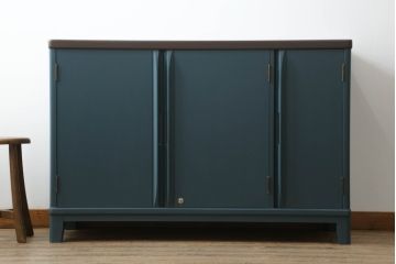 3段重ね箪笥をサイドボードとチェストにリメイク!上段は底板を補強し、可動式の棚を製作しサイドボードに。下段はチェストに。どちらも奥行きを小さくリサイズし、台座と脚を取り付けてネイビーとココアブラウンのツートーンにペイント仕上げ。