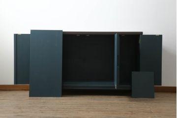 3段重ね箪笥をサイドボードとチェストにリメイク!上段は底板を補強し、可動式の棚を製作しサイドボードに。下段はチェストに。どちらも奥行きを小さくリサイズし、台座と脚を取り付けてネイビーとココアブラウンのツートーンにペイント仕上げ。