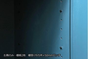 3段重ね箪笥をサイドボードとチェストにリメイク!上段は底板を補強し、可動式の棚を製作しサイドボードに。下段はチェストに。どちらも奥行きを小さくリサイズし、台座と脚を取り付けてネイビーとココアブラウンのツートーンにペイント仕上げ。