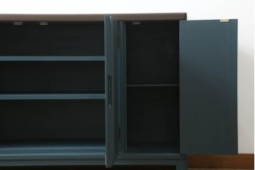 3段重ね箪笥をサイドボードとチェストにリメイク!上段は底板を補強し、可動式の棚を製作しサイドボードに。下段はチェストに。どちらも奥行きを小さくリサイズし、台座と脚を取り付けてネイビーとココアブラウンのツートーンにペイント仕上げ。
