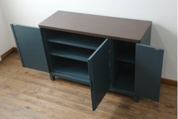3段重ね箪笥をサイドボードとチェストにリメイク!上段は底板を補強し、可動式の棚を製作しサイドボードに。下段はチェストに。どちらも奥行きを小さくリサイズし、台座と脚を取り付けてネイビーとココアブラウンのツートーンにペイント仕上げ。