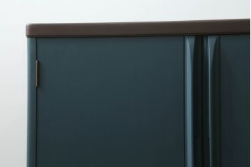 3段重ね箪笥をサイドボードとチェストにリメイク!上段は底板を補強し、可動式の棚を製作しサイドボードに。下段はチェストに。どちらも奥行きを小さくリサイズし、台座と脚を取り付けてネイビーとココアブラウンのツートーンにペイント仕上げ。