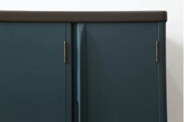3段重ね箪笥をサイドボードとチェストにリメイク!上段は底板を補強し、可動式の棚を製作しサイドボードに。下段はチェストに。どちらも奥行きを小さくリサイズし、台座と脚を取り付けてネイビーとココアブラウンのツートーンにペイント仕上げ。