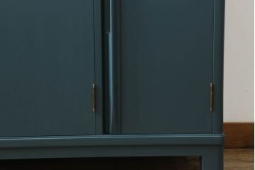 3段重ね箪笥をサイドボードとチェストにリメイク!上段は底板を補強し、可動式の棚を製作しサイドボードに。下段はチェストに。どちらも奥行きを小さくリサイズし、台座と脚を取り付けてネイビーとココアブラウンのツートーンにペイント仕上げ。