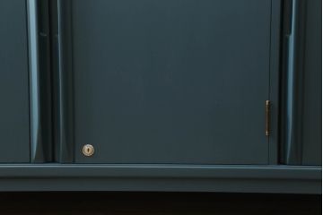 3段重ね箪笥をサイドボードとチェストにリメイク!上段は底板を補強し、可動式の棚を製作しサイドボードに。下段はチェストに。どちらも奥行きを小さくリサイズし、台座と脚を取り付けてネイビーとココアブラウンのツートーンにペイント仕上げ。