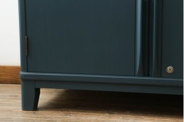 3段重ね箪笥をサイドボードとチェストにリメイク!上段は底板を補強し、可動式の棚を製作しサイドボードに。下段はチェストに。どちらも奥行きを小さくリサイズし、台座と脚を取り付けてネイビーとココアブラウンのツートーンにペイント仕上げ。
