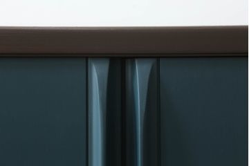 3段重ね箪笥をサイドボードとチェストにリメイク!上段は底板を補強し、可動式の棚を製作しサイドボードに。下段はチェストに。どちらも奥行きを小さくリサイズし、台座と脚を取り付けてネイビーとココアブラウンのツートーンにペイント仕上げ。