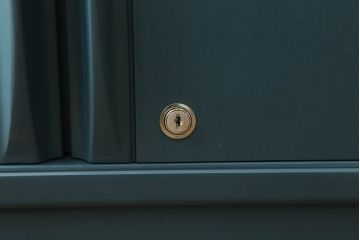 3段重ね箪笥をサイドボードとチェストにリメイク!上段は底板を補強し、可動式の棚を製作しサイドボードに。下段はチェストに。どちらも奥行きを小さくリサイズし、台座と脚を取り付けてネイビーとココアブラウンのツートーンにペイント仕上げ。