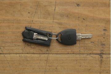 3段重ね箪笥をサイドボードとチェストにリメイク!上段は底板を補強し、可動式の棚を製作しサイドボードに。下段はチェストに。どちらも奥行きを小さくリサイズし、台座と脚を取り付けてネイビーとココアブラウンのツートーンにペイント仕上げ。