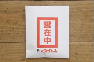 3段重ね箪笥をサイドボードとチェストにリメイク!上段は底板を補強し、可動式の棚を製作しサイドボードに。下段はチェストに。どちらも奥行きを小さくリサイズし、台座と脚を取り付けてネイビーとココアブラウンのツートーンにペイント仕上げ。