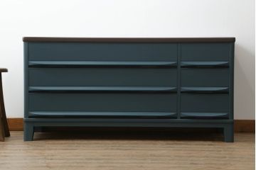 3段重ね箪笥をサイドボードとチェストにリメイク!上段は底板を補強し、可動式の棚を製作しサイドボードに。下段はチェストに。どちらも奥行きを小さくリサイズし、台座と脚を取り付けてネイビーとココアブラウンのツートーンにペイント仕上げ。
