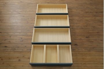 3段重ね箪笥をサイドボードとチェストにリメイク!上段は底板を補強し、可動式の棚を製作しサイドボードに。下段はチェストに。どちらも奥行きを小さくリサイズし、台座と脚を取り付けてネイビーとココアブラウンのツートーンにペイント仕上げ。