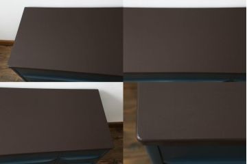3段重ね箪笥をサイドボードとチェストにリメイク!上段は底板を補強し、可動式の棚を製作しサイドボードに。下段はチェストに。どちらも奥行きを小さくリサイズし、台座と脚を取り付けてネイビーとココアブラウンのツートーンにペイント仕上げ。