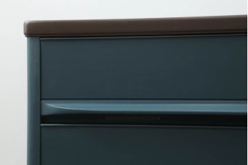 3段重ね箪笥をサイドボードとチェストにリメイク!上段は底板を補強し、可動式の棚を製作しサイドボードに。下段はチェストに。どちらも奥行きを小さくリサイズし、台座と脚を取り付けてネイビーとココアブラウンのツートーンにペイント仕上げ。
