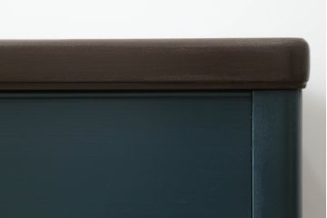 3段重ね箪笥をサイドボードとチェストにリメイク!上段は底板を補強し、可動式の棚を製作しサイドボードに。下段はチェストに。どちらも奥行きを小さくリサイズし、台座と脚を取り付けてネイビーとココアブラウンのツートーンにペイント仕上げ。