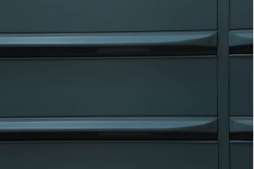3段重ね箪笥をサイドボードとチェストにリメイク!上段は底板を補強し、可動式の棚を製作しサイドボードに。下段はチェストに。どちらも奥行きを小さくリサイズし、台座と脚を取り付けてネイビーとココアブラウンのツートーンにペイント仕上げ。