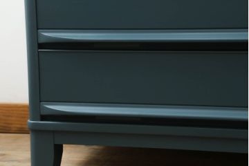 3段重ね箪笥をサイドボードとチェストにリメイク!上段は底板を補強し、可動式の棚を製作しサイドボードに。下段はチェストに。どちらも奥行きを小さくリサイズし、台座と脚を取り付けてネイビーとココアブラウンのツートーンにペイント仕上げ。