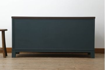 3段重ね箪笥をサイドボードとチェストにリメイク!上段は底板を補強し、可動式の棚を製作しサイドボードに。下段はチェストに。どちらも奥行きを小さくリサイズし、台座と脚を取り付けてネイビーとココアブラウンのツートーンにペイント仕上げ。