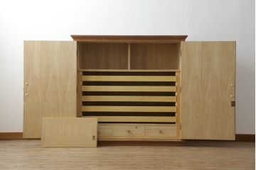 重ね箪笥の上段を低めの箪笥にリメイク!下段の台輪を移設し、ワントーン落ち着いた色に着色仕上げ。