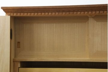 重ね箪笥の上段を低めの箪笥にリメイク!下段の台輪を移設し、ワントーン落ち着いた色に着色仕上げ。