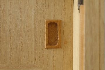 重ね箪笥の上段を低めの箪笥にリメイク!下段の台輪を移設し、ワントーン落ち着いた色に着色仕上げ。