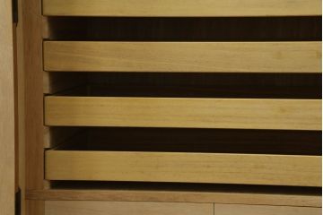 重ね箪笥の上段を低めの箪笥にリメイク!下段の台輪を移設し、ワントーン落ち着いた色に着色仕上げ。