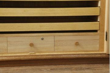 重ね箪笥の上段を低めの箪笥にリメイク!下段の台輪を移設し、ワントーン落ち着いた色に着色仕上げ。