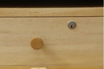重ね箪笥の上段を低めの箪笥にリメイク!下段の台輪を移設し、ワントーン落ち着いた色に着色仕上げ。