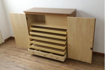 重ね箪笥の上段を低めの箪笥にリメイク!下段の台輪を移設し、ワントーン落ち着いた色に着色仕上げ。